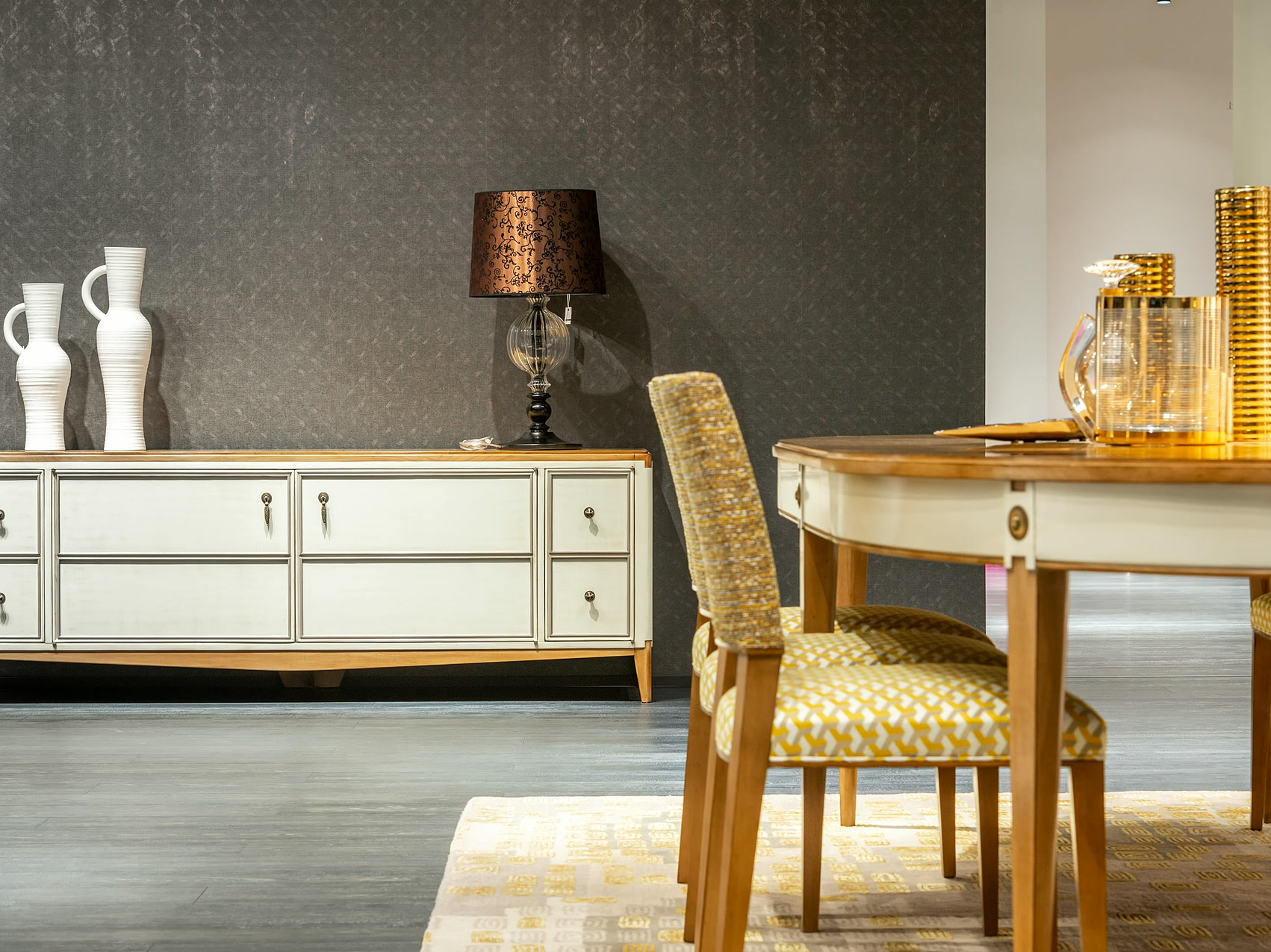 Dining room in classic style with a round table and upholstered chairs